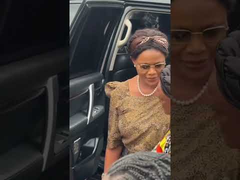 Maama Nabagereka arriving at Karuzika Palce to pay tribute to the late King Oyo #trending#subscribe.