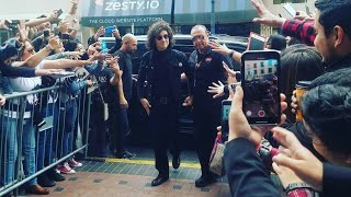 BUNBURY dando autógrafos afuera del House of Blues en San Diego, California (01/05/2018)