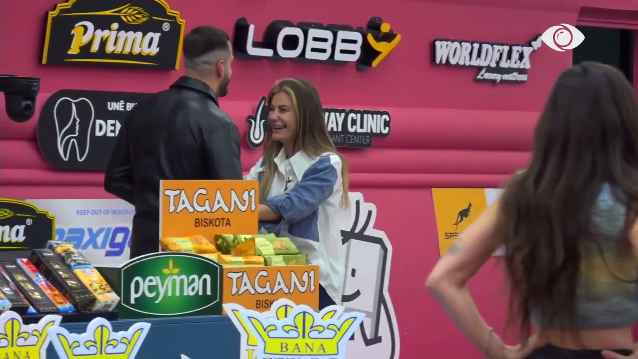 Në sfond dëgjohet intervista e Jozit për Loredanën, ja si reagon Ola