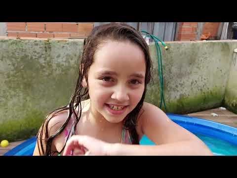 Desafio na piscina cabo de vassoura com brincadeiras na agua