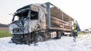 preview picture of video 'OÖ Ansfelden: Lkw auf Autobahn total ausgebrannt!'