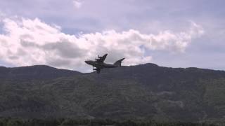 preview picture of video 'L' Airbus A 400 M passe au dessus de l'aérodrome de Tallard'