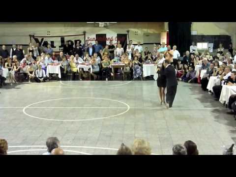  Sebastian Missé  and  Andrea Reyero  are  dancing  to  the  tango  "  Nada  "