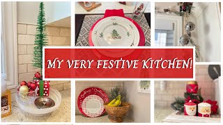 A Very Festive Christmas Kitchen! | Cheery and Cozy Traditional Christmas Kitchen Decor Ideas