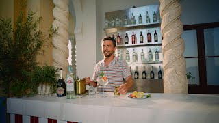 Martini Jonathan Bailey makes the MARTINI Bianco Spritz