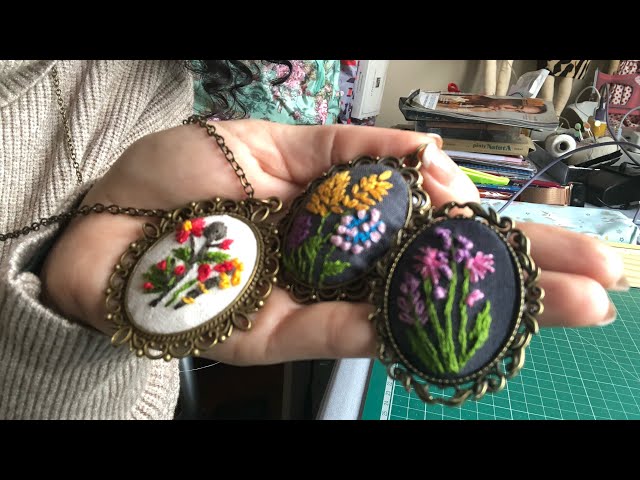 Vídeo relacionado con JSRQT 3 Piezas Kit de Colgantes de Collar con Bordado de Flores, Kit de Bordado para Adulto Principiantes, Mini Kit de Punto Cruz Estampado, Kit de Inicio Colgante de Bordado Hecho a Mano con Cadenas