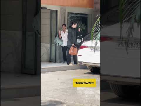 Kareena Kapoor Khan With Kids Spotted At Randhir Kapoor House #kareenakapoorkhan #randhirkapoor