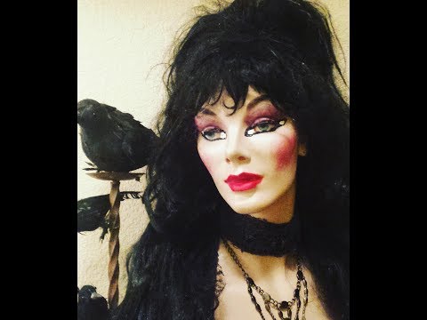 HALLOWEEN: Elvira Mannequin