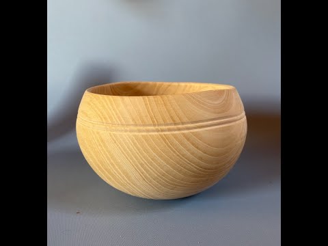 Richard Raffan turns a small bowl from green wood