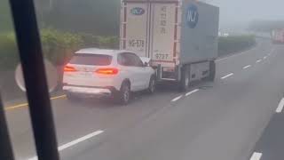 [分享] 聯結車車鉤斷裂  拖曳子車滑停內側車道