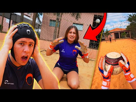 MINHA NAMORADA VIROU GOLEIRA DE FUTEBOL DE AREIA POR 1 DIA!