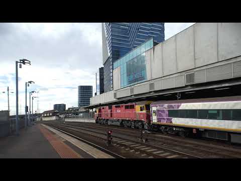 down Albury Train SG Vline N453 With SN8 Car Sets And PZ Van And RS5T Horn