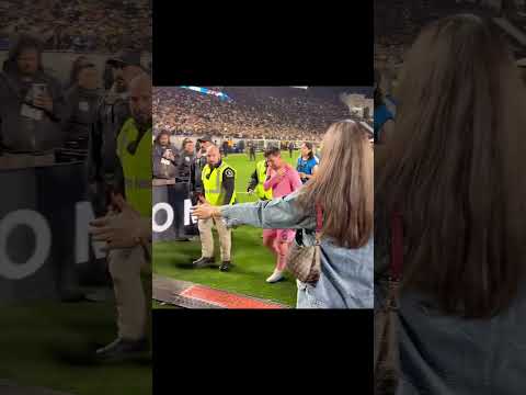 MIENTRAS OTROS IGNORAN A LOS FANS 🥹 MESSI NO 👏🏻👏🏻👏🏻 #messi #kick #fans #sigueme #shortvideo