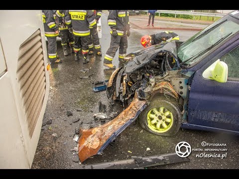 Kolizja autobusu z osobówka na wojska Polskiego - Dobroszycka