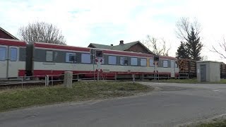 preview picture of video 'Bahnübergang Kleisierkoogsdeich bei Dagebüll, Personenzug mit Güterbeförderung'