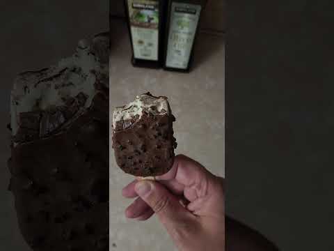 Haagen-Dazs Chocolate Cookie Crumble Ice Cream Bar Review #icecreambar #icecream #haagen