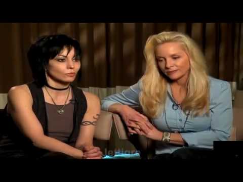 Joan Jett - Talks THE RUNAWAYS !