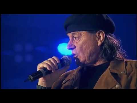 Aleksandër Gjoka: Ecën Në Shi (Official Video) Pallati i Kongreseve - Tiranë 2017