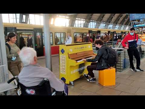 Pianist plays Songs by Linkin Park and others on Platform at Train Station – Thomas Krüger
