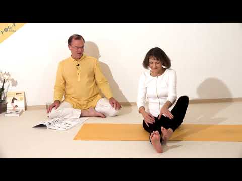 Om-Haltung - halber Lotus mit Fuß hinter dem Kopf - Yoga Asana Lexikon