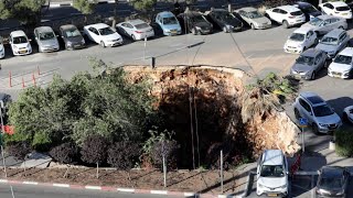 בולען ענק בולע מכוניות בחניון בית החולים בירושלים