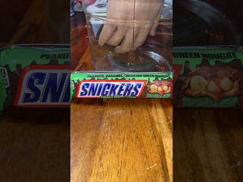 Snickers ghoulish green #iwilltryit #foodasmr #snickers #snickersghoulishgreen #jennthesupporter
