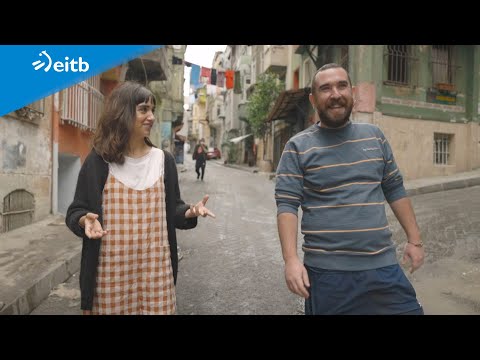 Aitorrek Tarlabasi auzo kurdua erakutsi digu, bai eta bertako politikaz hitz egin