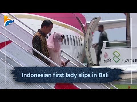 Indonesian first lady slips in Bali | Iriana Joko Widodo | Geo News English