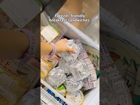 Homemade freezer breakfast sandwiches make mornings waayyy better. #mealprep #breakfastsandwich