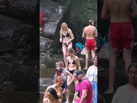 As meninas adoram esta cachoeira Kanto Lampo em Bali