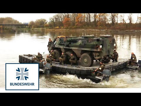 SO schwimmt der Transportpanzer Fuchs über die Donau | Bundeswehr