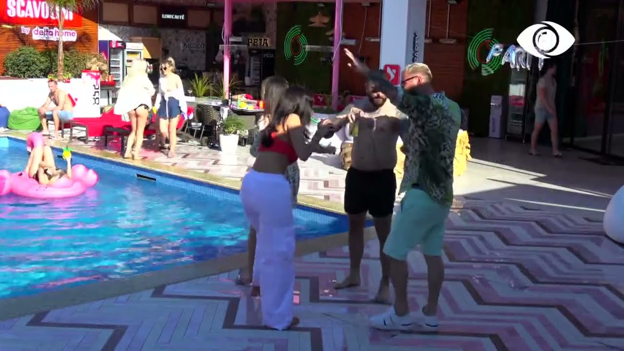 Qetosori dhe Keisi shijojnë qëndrimin në pishinë