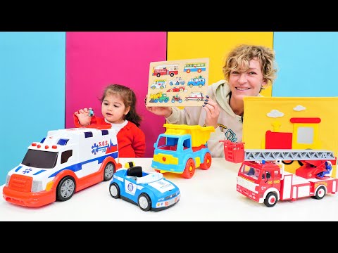 Nicole und Defne machen ein Auto-Puzzle. Lehrreiches Video für Kleinkinder mit tollen Spielzeugautos