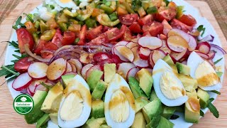 Frischer Salat mit Rucola, Kirschtomaten und Avocado