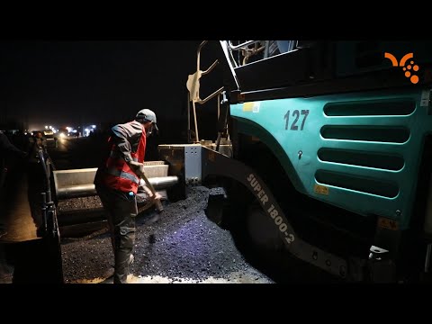 شاهد بالفيديو.. حملة ليلية لإكساء وترقيع الشوارع الرئيسية والفرعية بقضاء الزبير #المربد