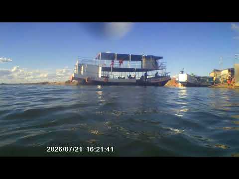Barca catamarã chegando no cais de Remanso Bahia 