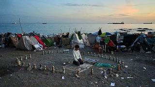 İspanyol polisi, Ceuta'daki sahil kampından 3 binden fazla göçmeni çıkarıyor