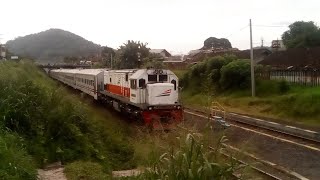 preview picture of video 'Hunting kereta api di halte gadobangkong'