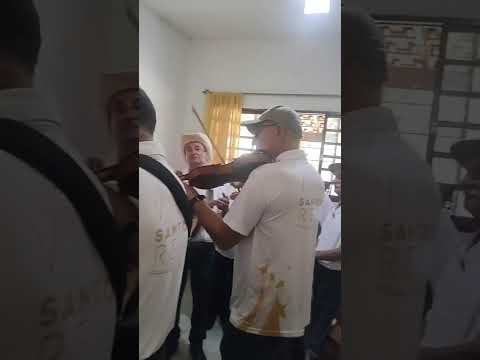 Cia de Reis são Sebastião de Guapiaçu SP mestre Ney vilela cantando para família reunida 