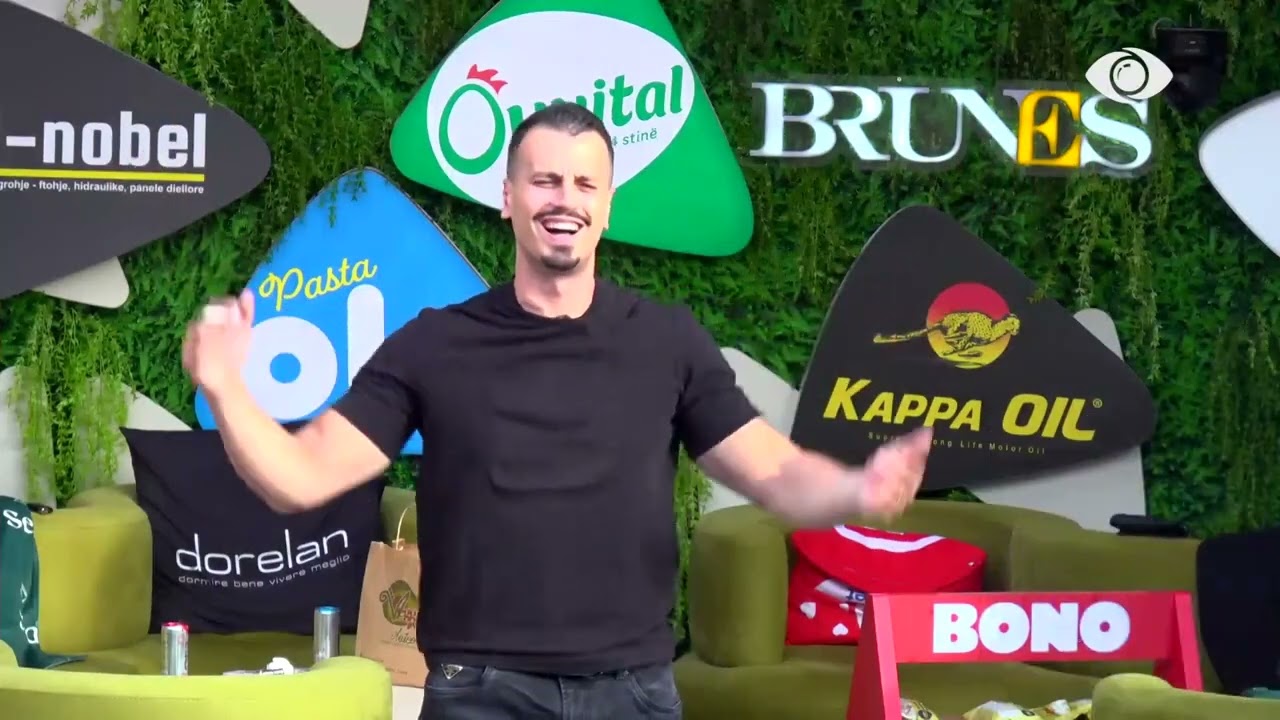 Momente pozitive, banorët shijojnë muzikën në oborr