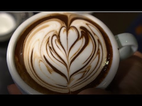 Como fazer uma arte com chocolate com leite (Sô cô la nóng)