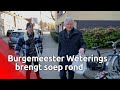 Burgemeester Weterings brengt soep bij eenzame ouderen