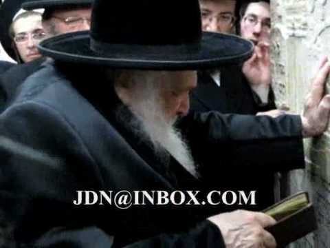 Shomrei Emunim Rebbe davens @ Tziyun of R' Aharon of Belz on the Yahrtzeid