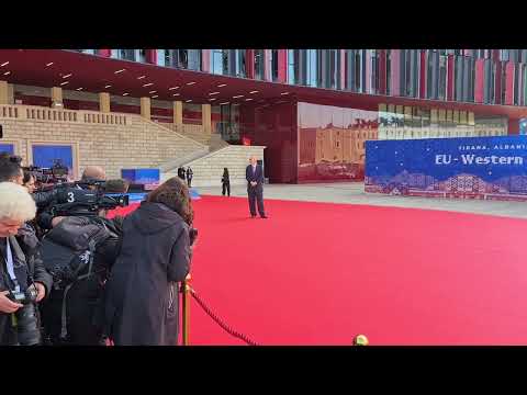 Blindohet Tirana. Samiti historik i BE. Helikopteri fluturon pak metra siper ....