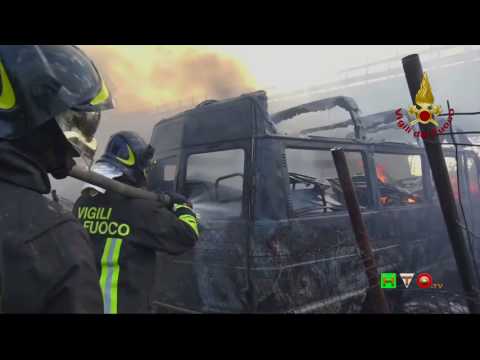 Vigili del Fuoco - Montemurlo (PO), Incendio deposito auto - www.HTO.tv