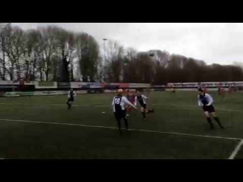 Kolping Boys - Zouaven: Roy Janssens geeft prachtig voor, maar Kevin Peerdeman kopt naast.