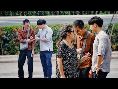 小伙嫌棄老年痴獃的父親，結果遭路人怒斥：爸爸永遠不丟人！