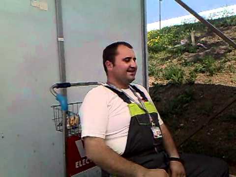 buca peva na parkingu.mp4