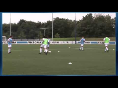 Fussball Training mit der U19 FC Schalke 04 - Hinterlaufen im Aufwärmprogramm