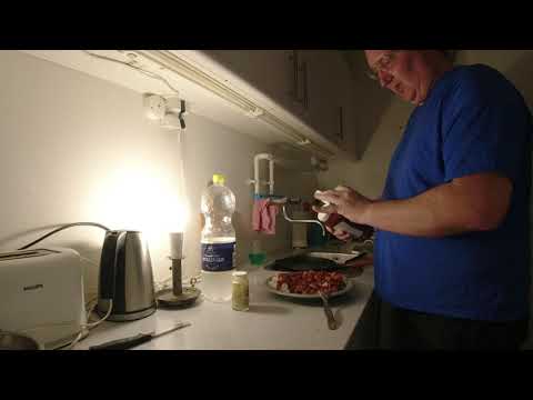 MongoTV_3851 - Min Aftensmad - Stegte Frosne Kødboller og Pølser På Ris Med Ketchup